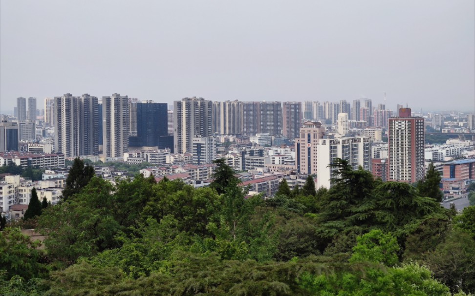 象山景區(qū)嵐光閣視角俯瞰荊門(mén)城區(qū)